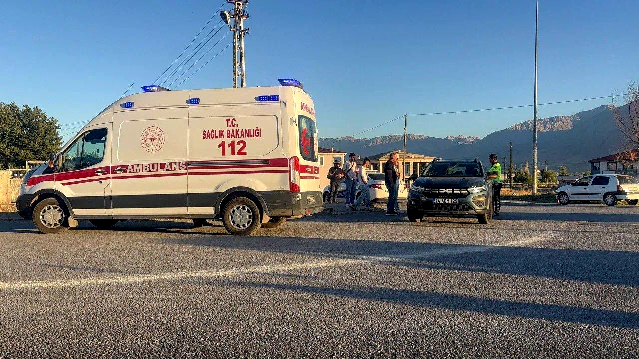 Otomobille çarpışan motosikletin sürücüsü yaralandı