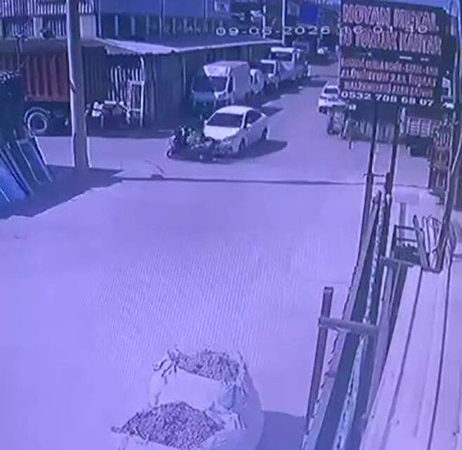 Otomobille motosikletin çarpıştığı kaza anı kameraya yansıdı: 1 yaralı