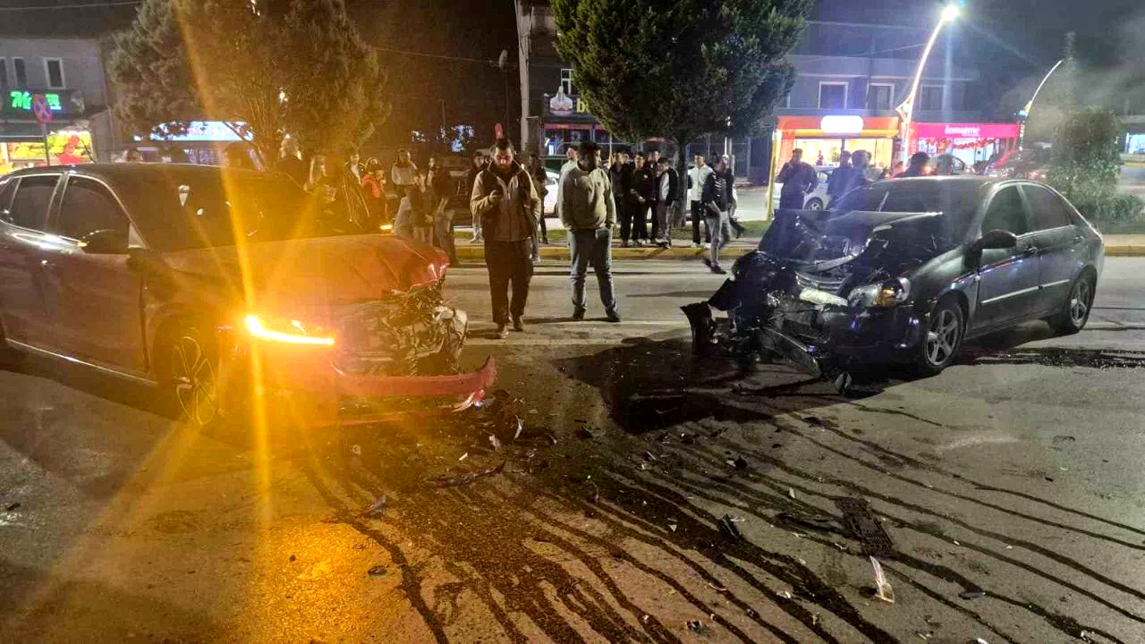 Otomobiller kafa kafaya çarpıştı: 2 yaralı