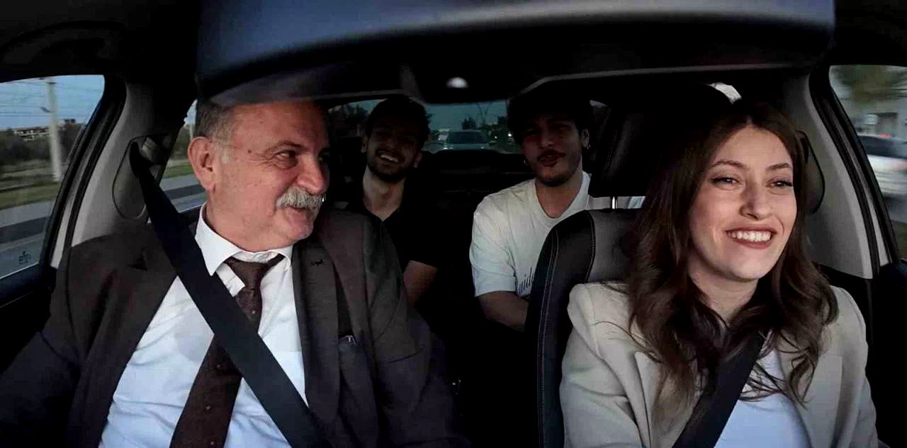 Otostop çeken öğrencilere başkandan sürpriz