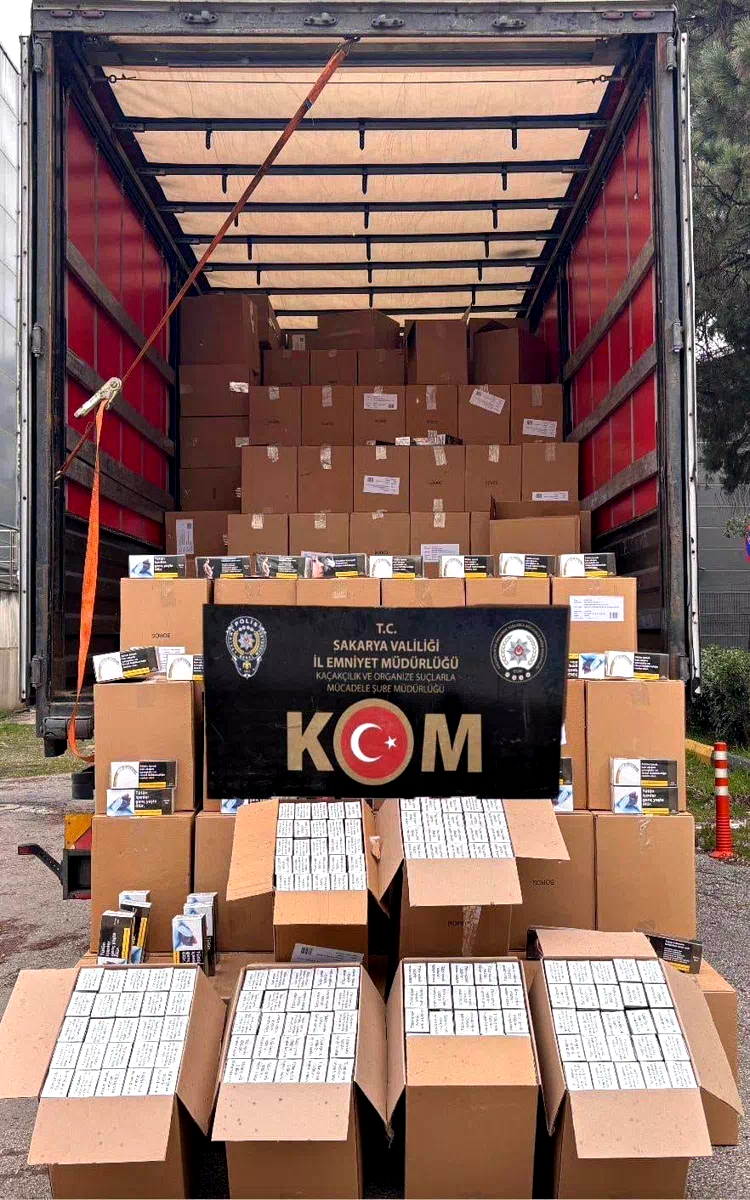 Otoyolda durdurulan tırda 6 milyon kaçak makaron ele geçirildi