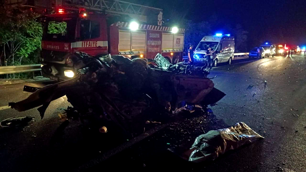 Otoyolda feci kaza, araçtan geriye hurda yığını kaldı: 1 ölü, 1 yaralı