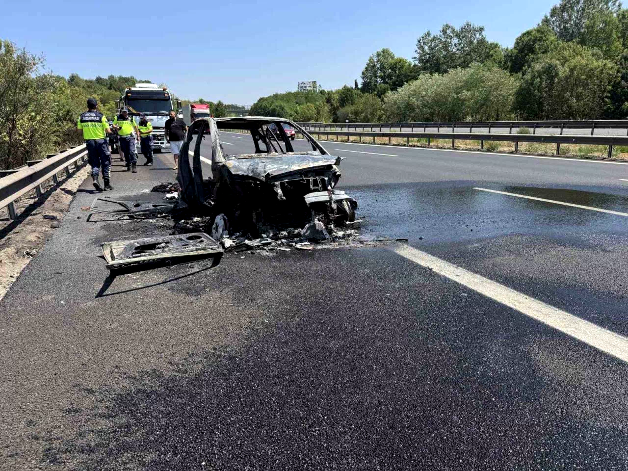 Otoyolda yabancı plakalı otomobil alev alev yandı, geriye demir yığınları kaldı
