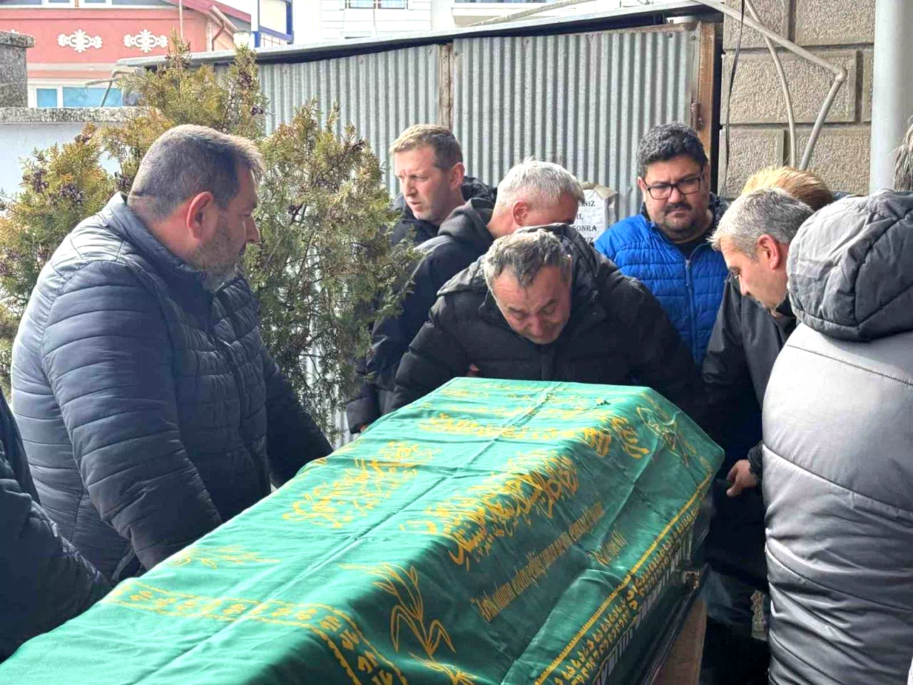 Otoyoldaki feci kazada ölen genç son yolculuğuna uğurlandı