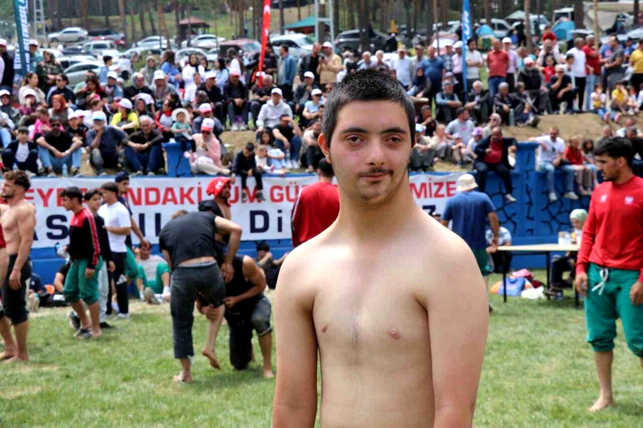 Özel Gereksinimli Ufuk Erdem, Akdağ Karakucak Güreşleri’nin gönüllerin şampiyonu oldu