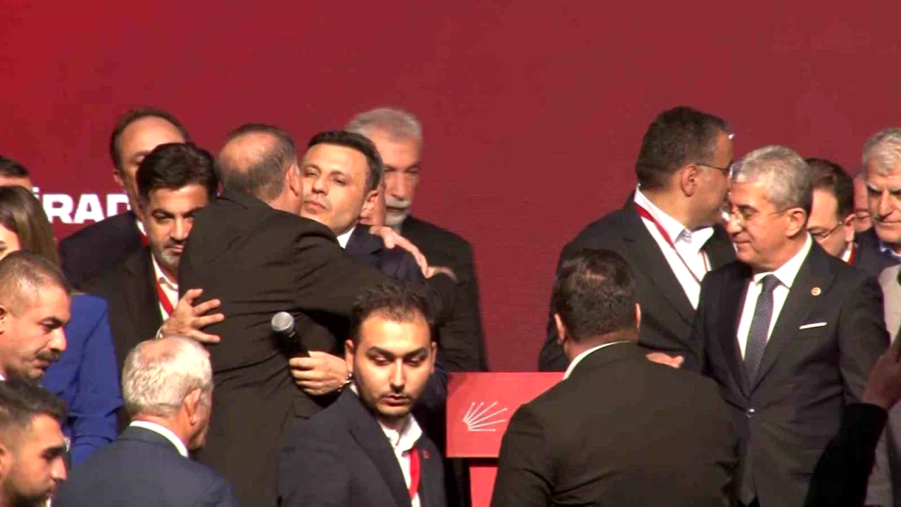Özgür Çelik oy çokluğu ile yeniden CHP İstanbul İl Başkanı seçildi