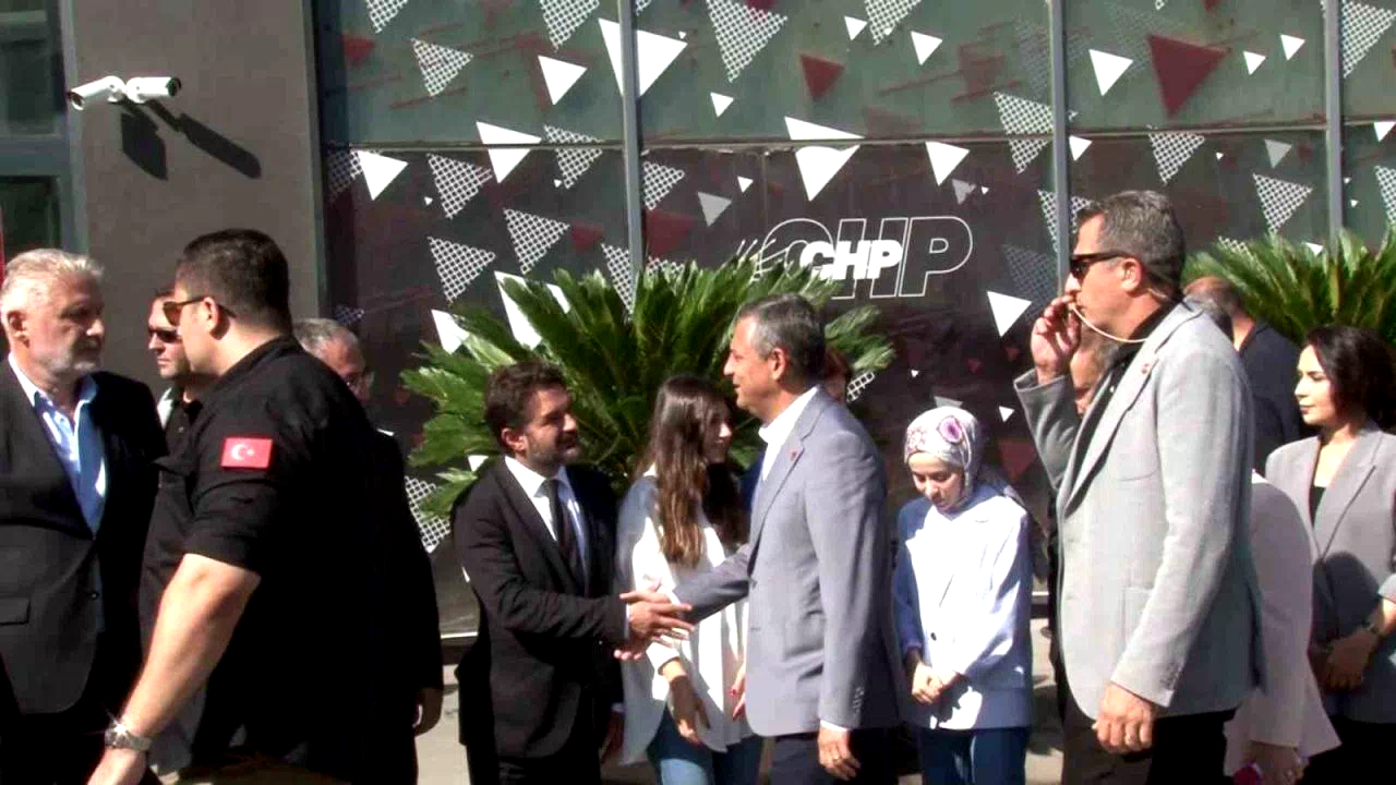 Özgür Özel CHP’nin Sarıyer’de bulunan parti binasına geldi