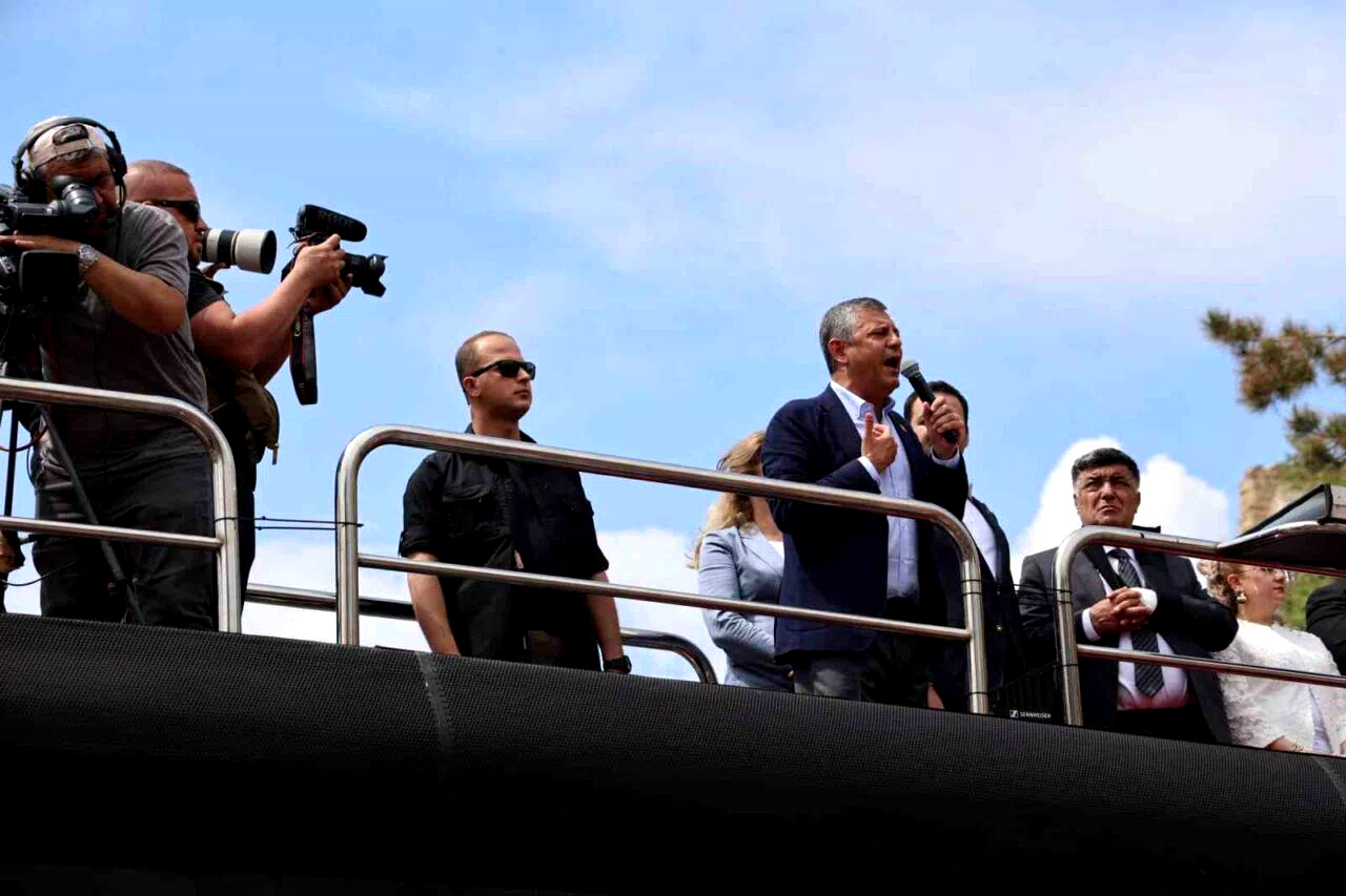 Özgür Özel: “CHP’nin seçilmiş genel başkanıyım, beni seven yarın sandığa gitsin”