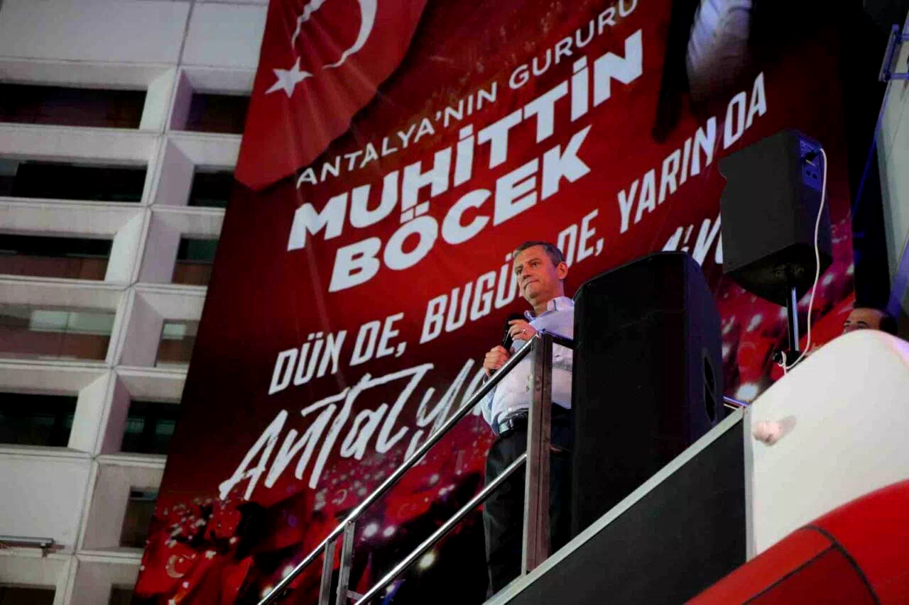 Özgür Özel’den Antalya’da miting