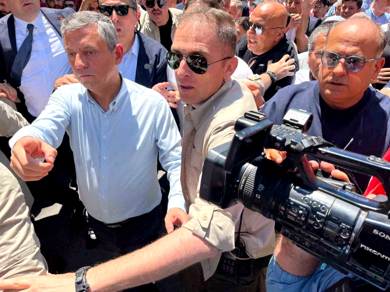 Özgür Özel’den Kılıçdaroğlu’na çağrı: “Başkası kazanırsa elini öpeceğim”