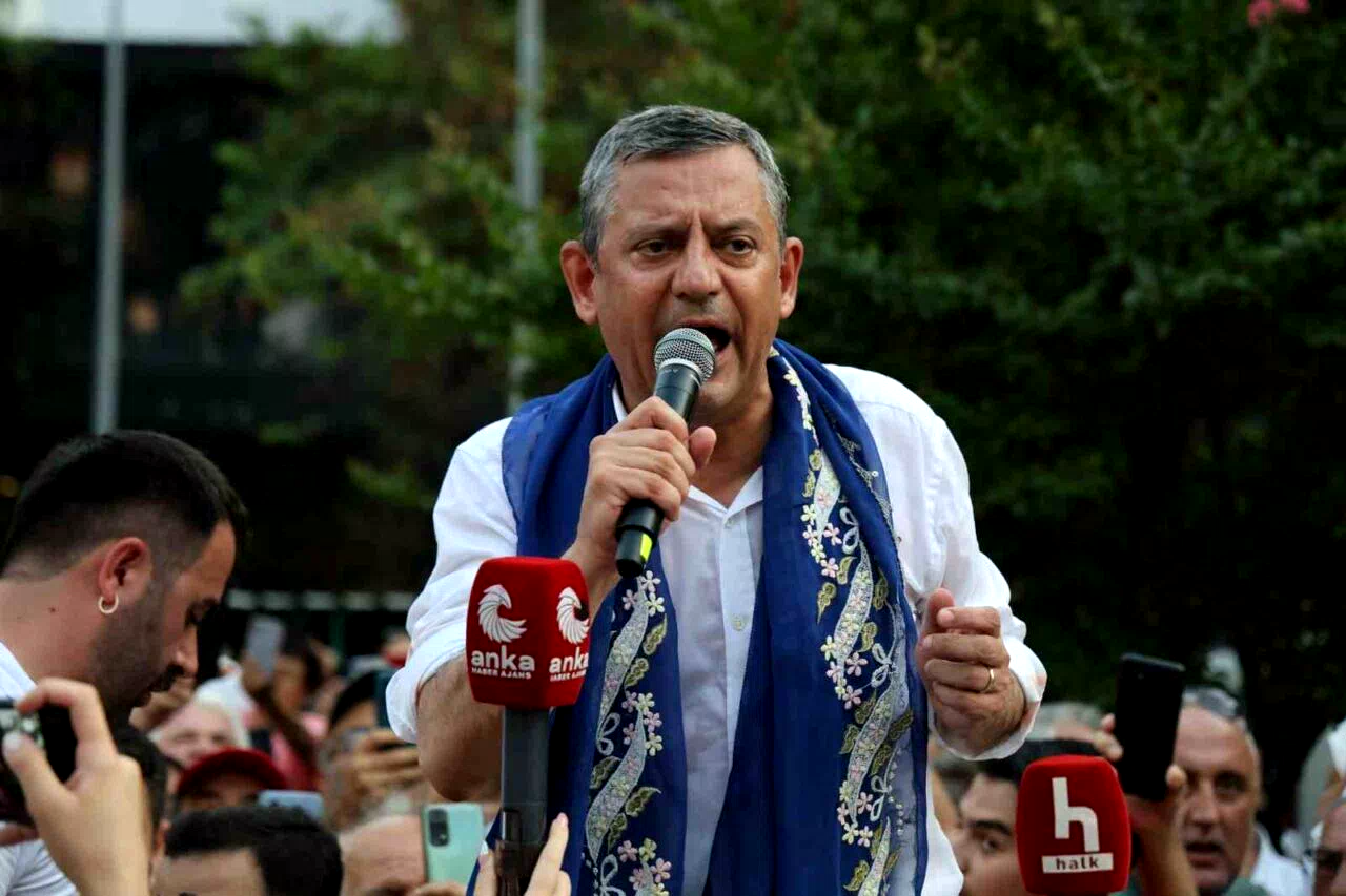 Özgür Özel’den yeni parti sinyali: “Sizi hiç üzmeden yeni bir yol açacağız”