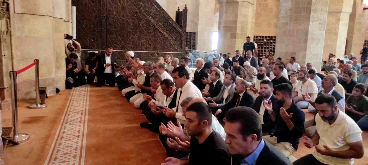 Özgür Özel Divriği Ulu Camii’de Cuma Namazı kıldı