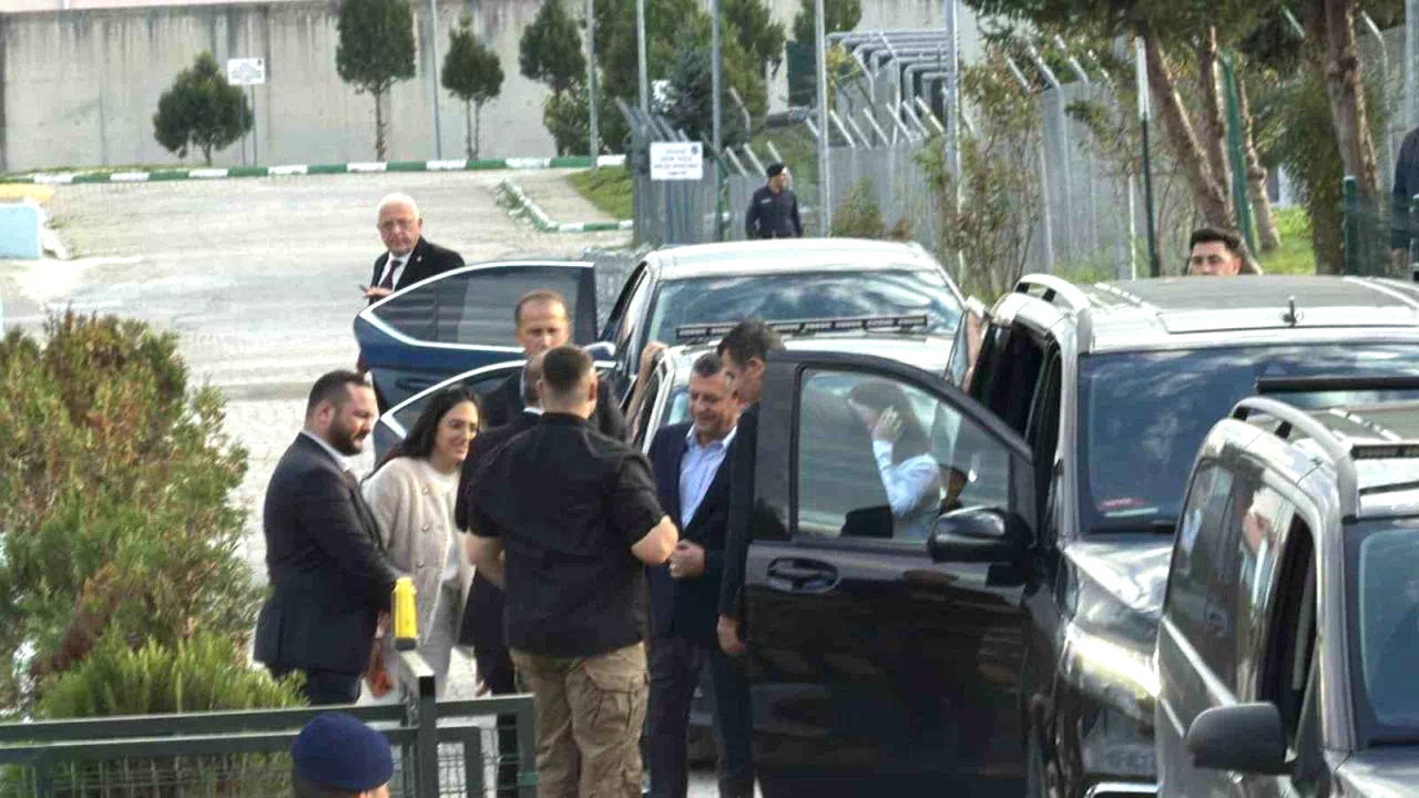Özgür Özel, Düzce’de tutuklu bulunan Pınar Türker’i ziyaret etti