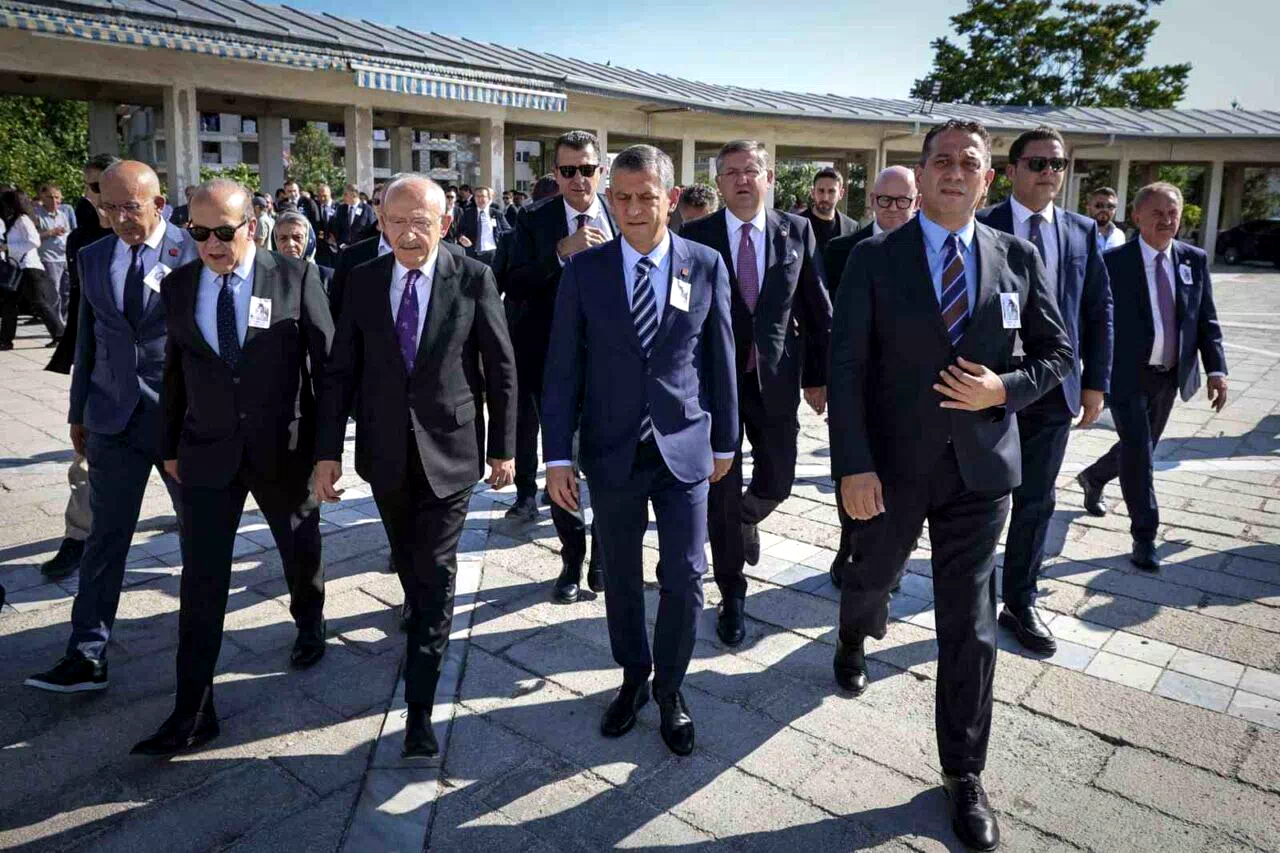 Özgür Özel ile Kılıçdaroğlu, Milletvekili Namık Tan’ın annesinin cenazesine katıldı