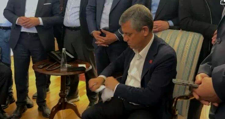 Özgür Özel kendisine verilen mutlak butlan tebligatını yırttı