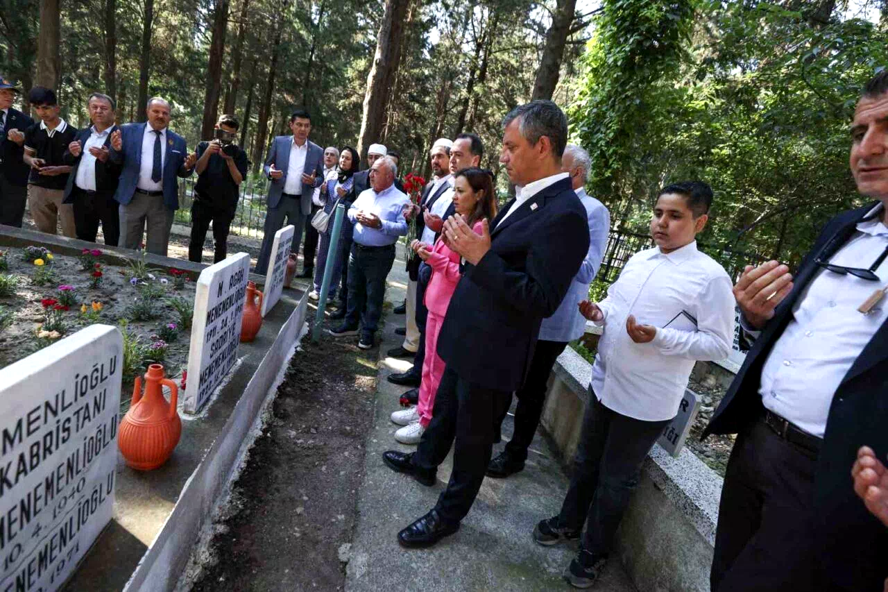 Özgür Özel Manisa’da şehitlik ve Ferdi Zeyrek’in mezarını ziyaret etti