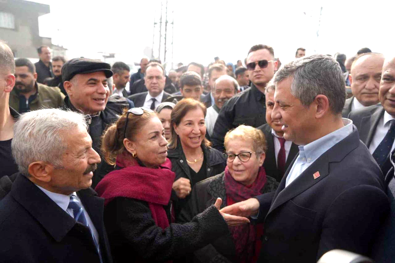 Özgür Özel Nurdağı’nda depremzedelerle bir araya geldi