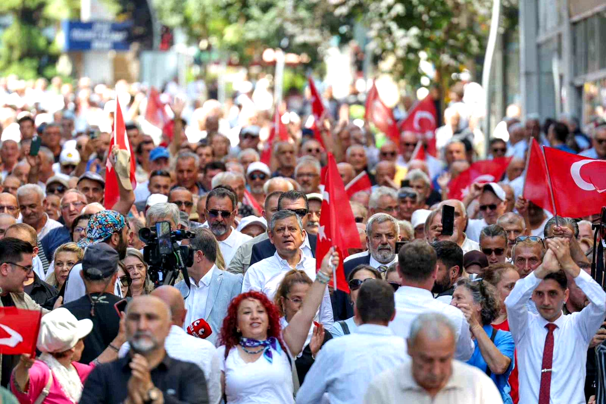 Özgür Özel, Rize’de vatandaşlara seslendi