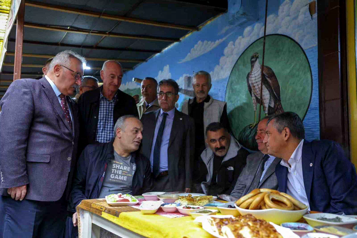 Özgür Özel, sel ve heyelan bölgesinde esnafı ziyaret etti