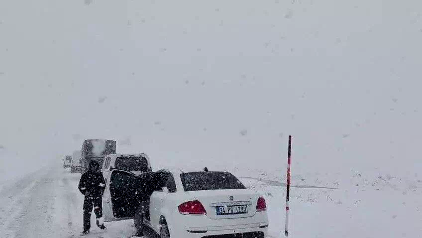 Palandöken geçidinde kar ve tipi etkili oldu