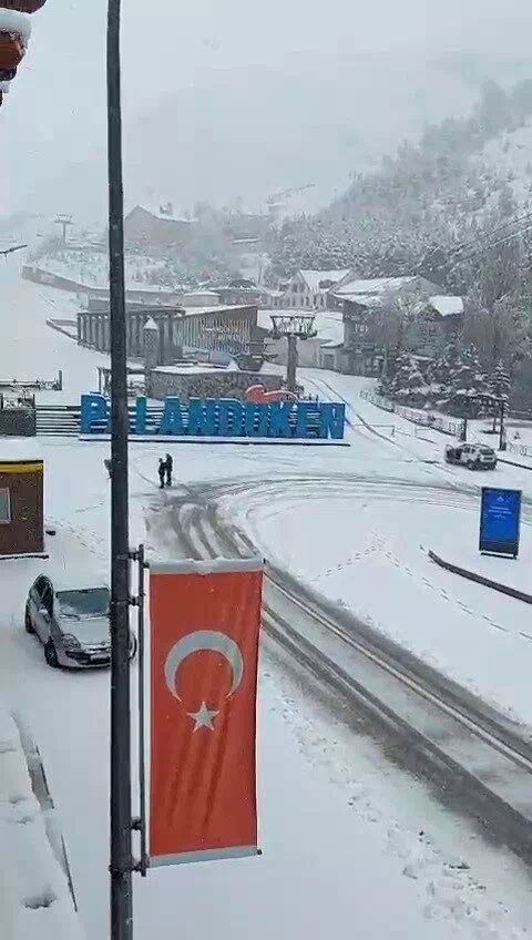 Palandöken Kayak Merkezi beyaza büründü