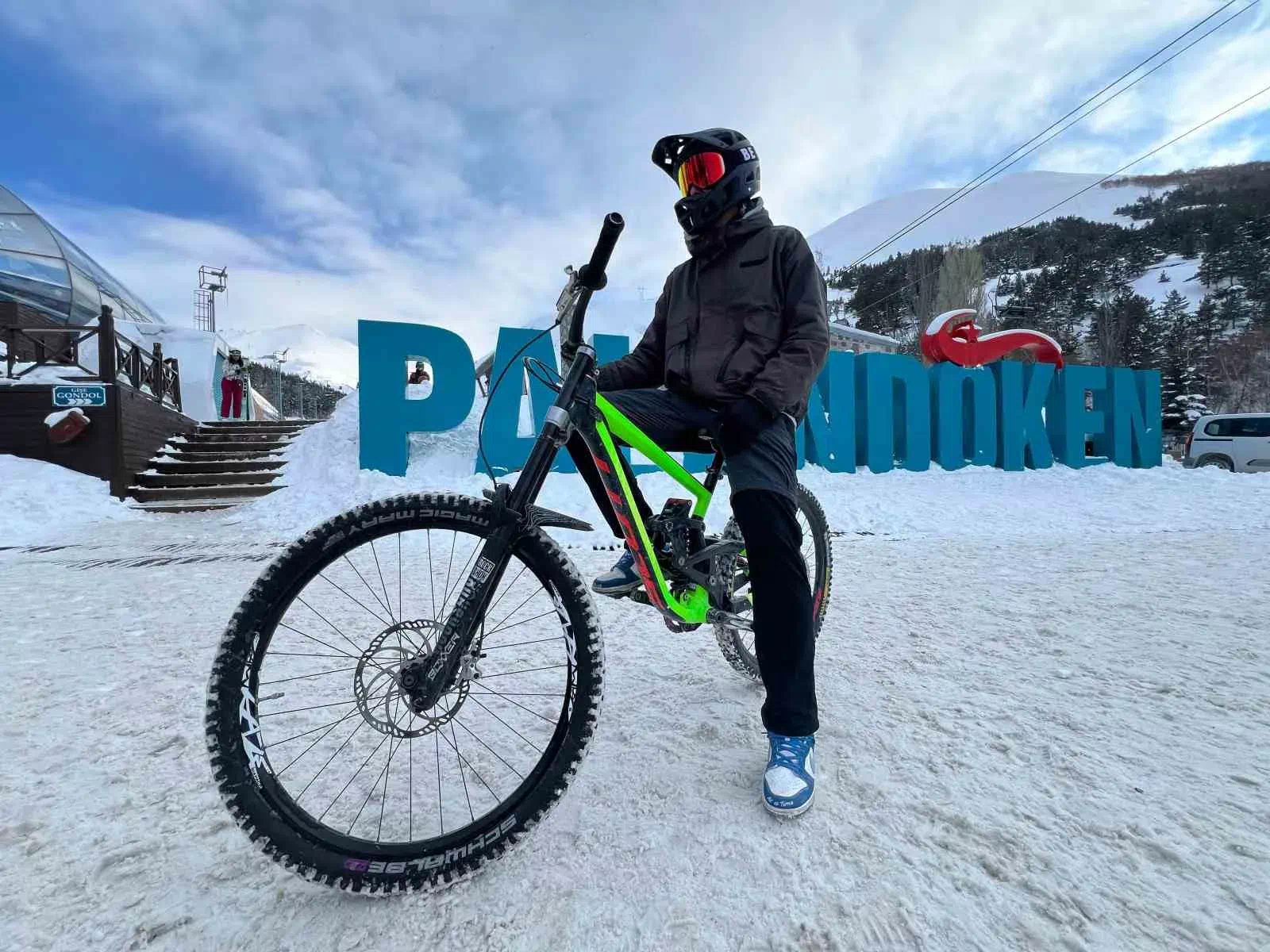 Palandöken Kayak Merkezinde Bisikletçilerin Zirveden Karlı Yolculuğu!