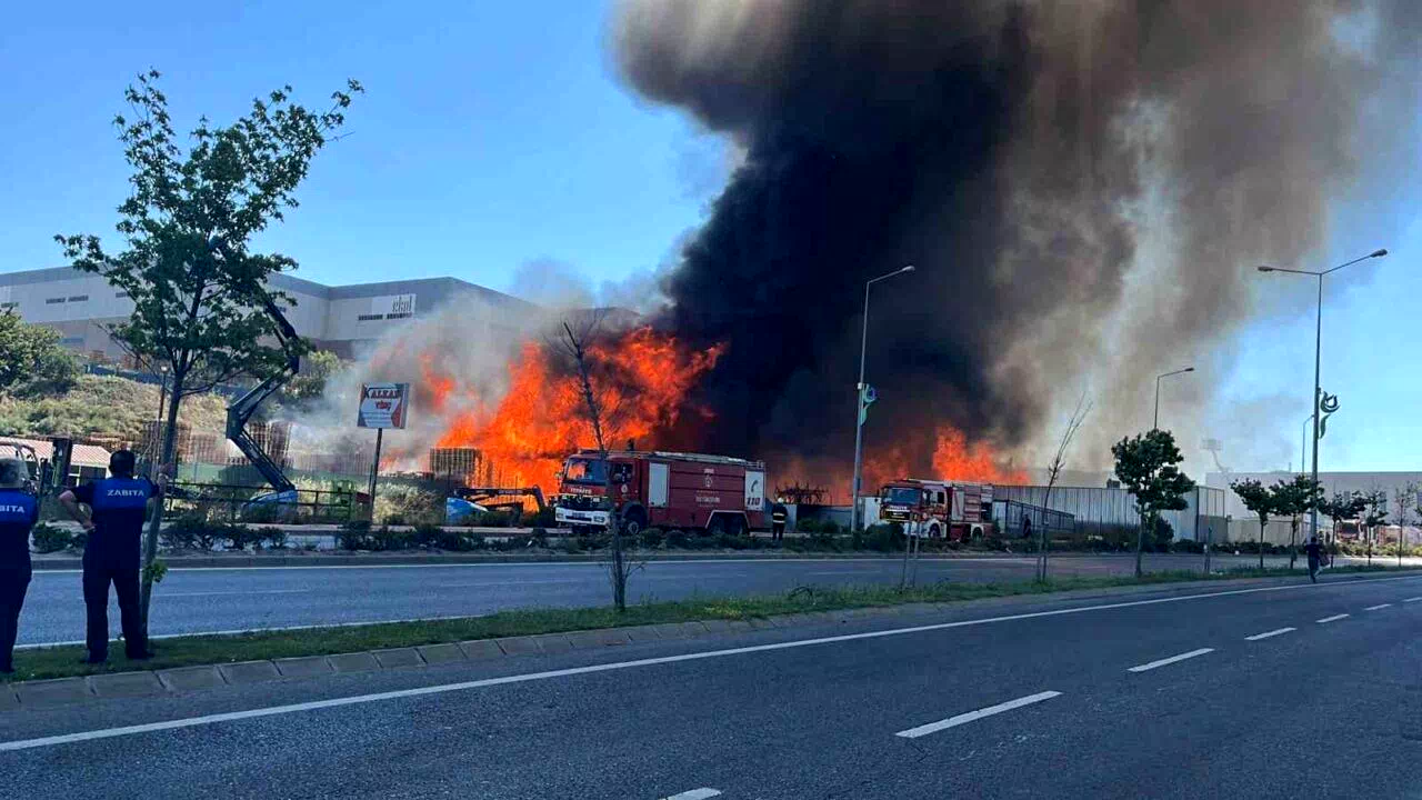Palet fabrikası alev alev yanıyor