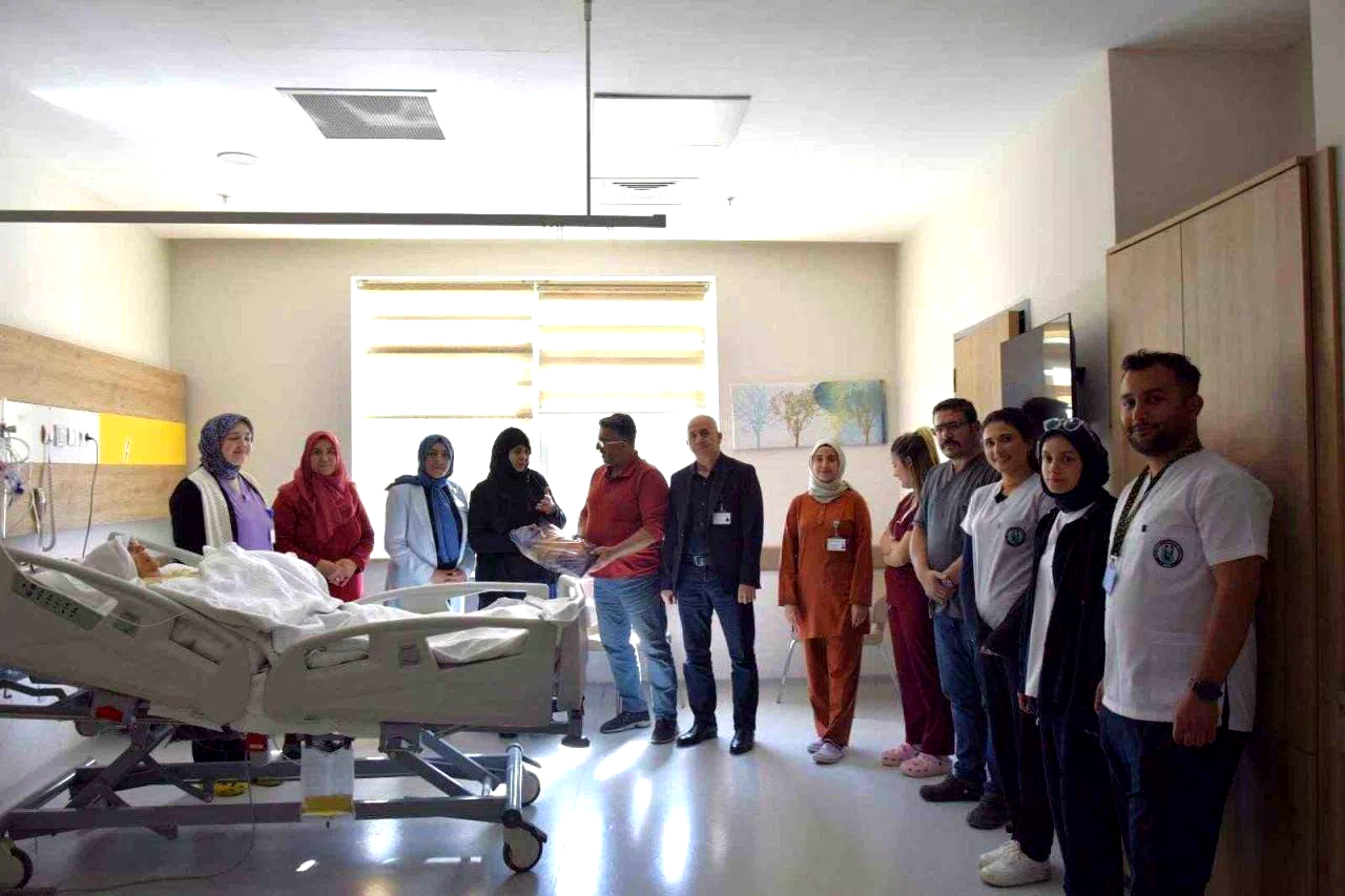 Palyatif servisinde tedavi gören yaşlı hastalara moral ziyareti