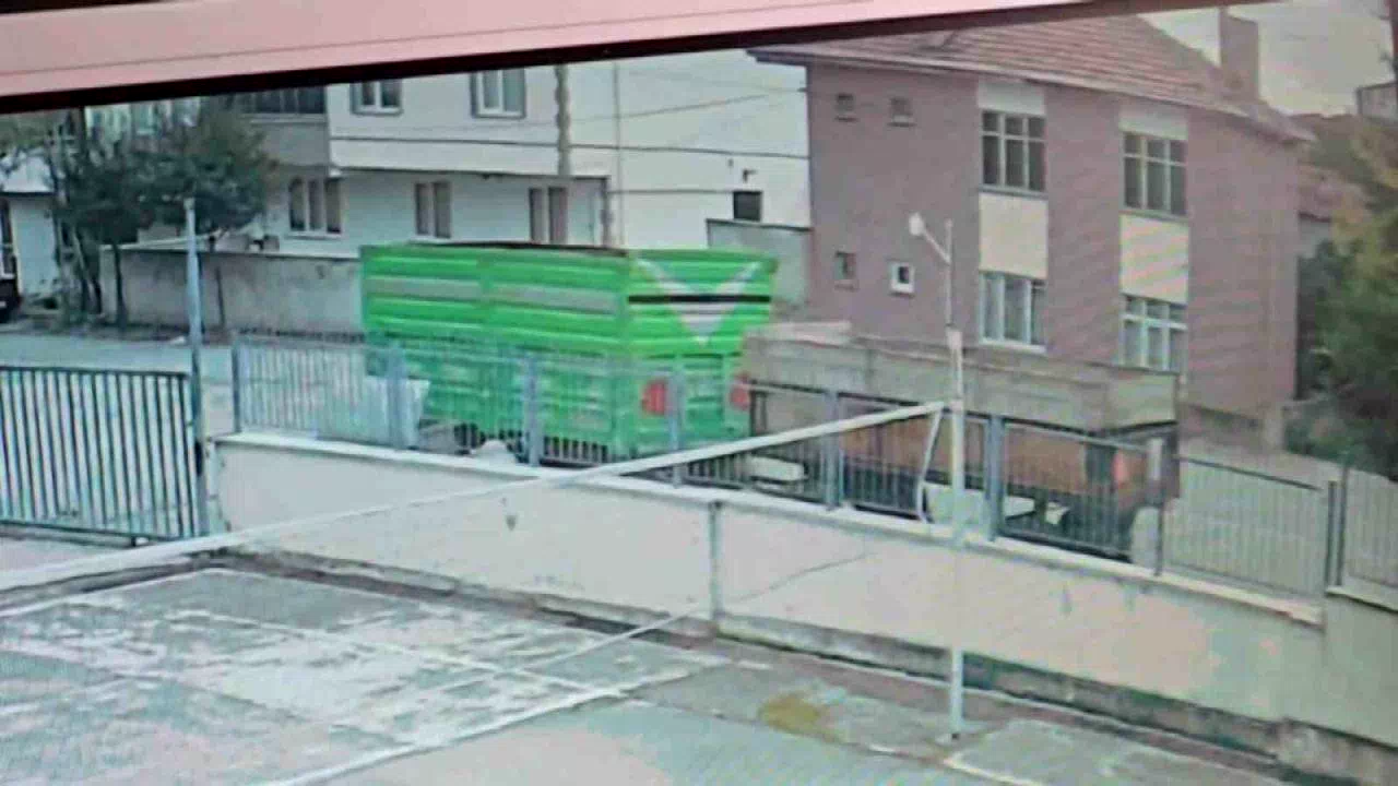 Park edilen römorklar hareketlenip duvara çarptı