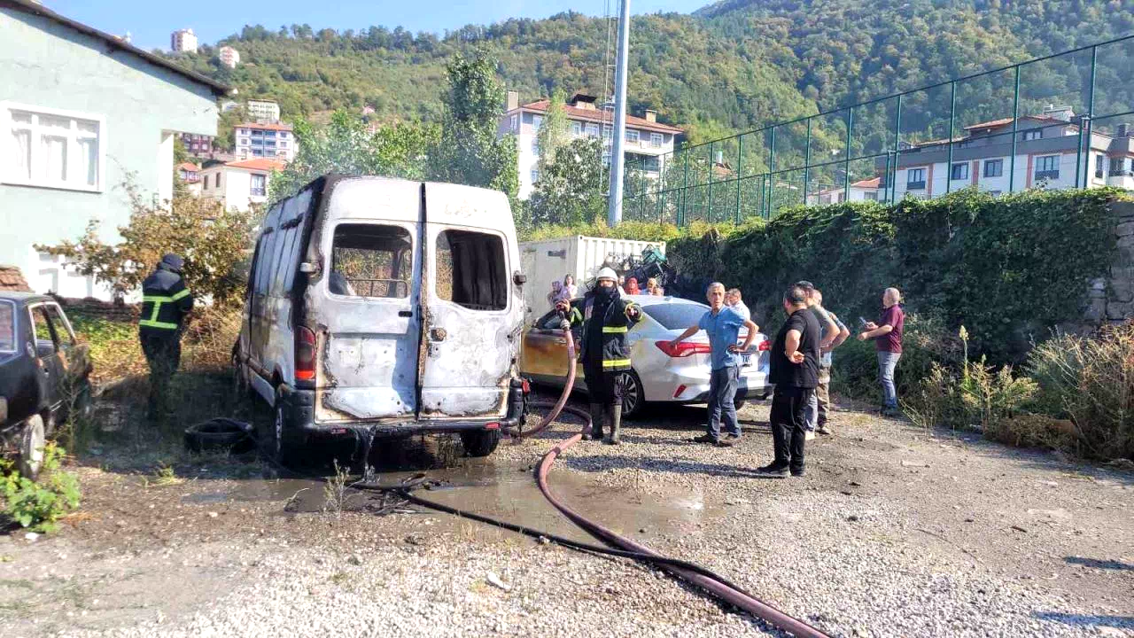 Park halinde alevlere teslim olan panelvan araç yandı