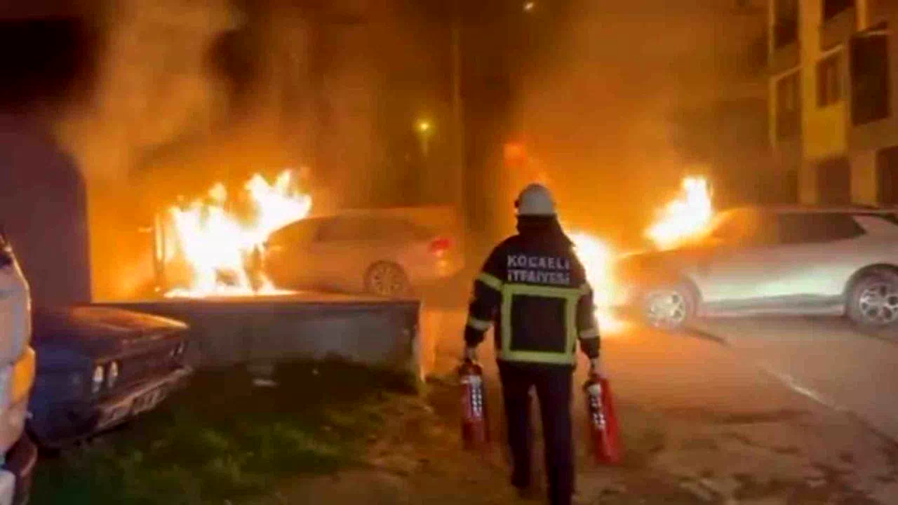 Park halindeki araç alev alev yandı: 2 otomobil zarar gördü