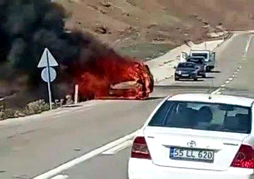 Park halindeki araç alev topuna döndü