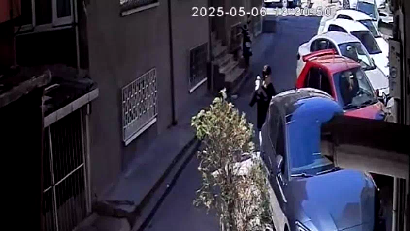 Park halindeki araca taş ve yumruklarla saldırdı: Hiçbir şey olmamış gibi yoluna devam etti