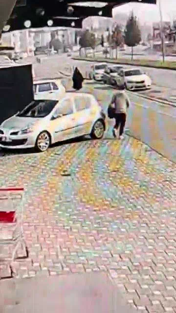 Park halindeki aracı çizip hiçbir şey olmamış gibi yoluna devam etti