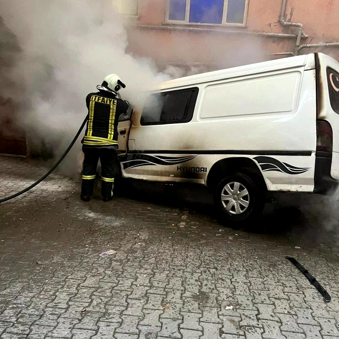 Park halindeki minibüs çıkan yangında kullanılamaz hale geldi