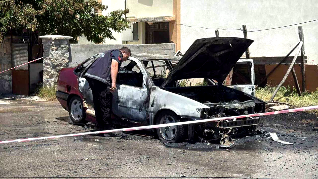 Park halindeki otomobil alev topuna dönerek kullanılamaz hale geldi
