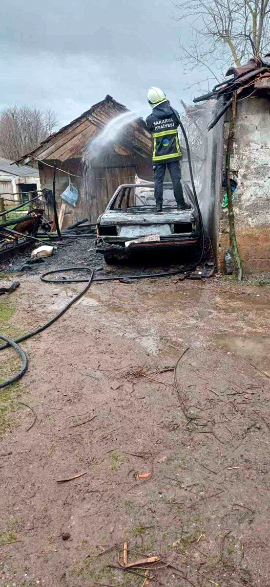 Park halindeki otomobilde çıkan yangın eve sıçradı