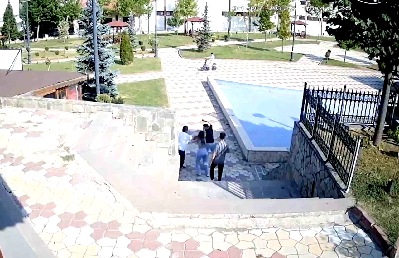Parktaki çifti uyaran muhtar bıçaklandı: O anlar kamerada