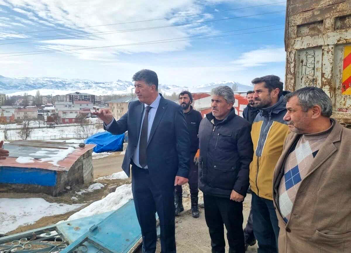 Pasinler Belediyesi’nden metruk bina yıkımı