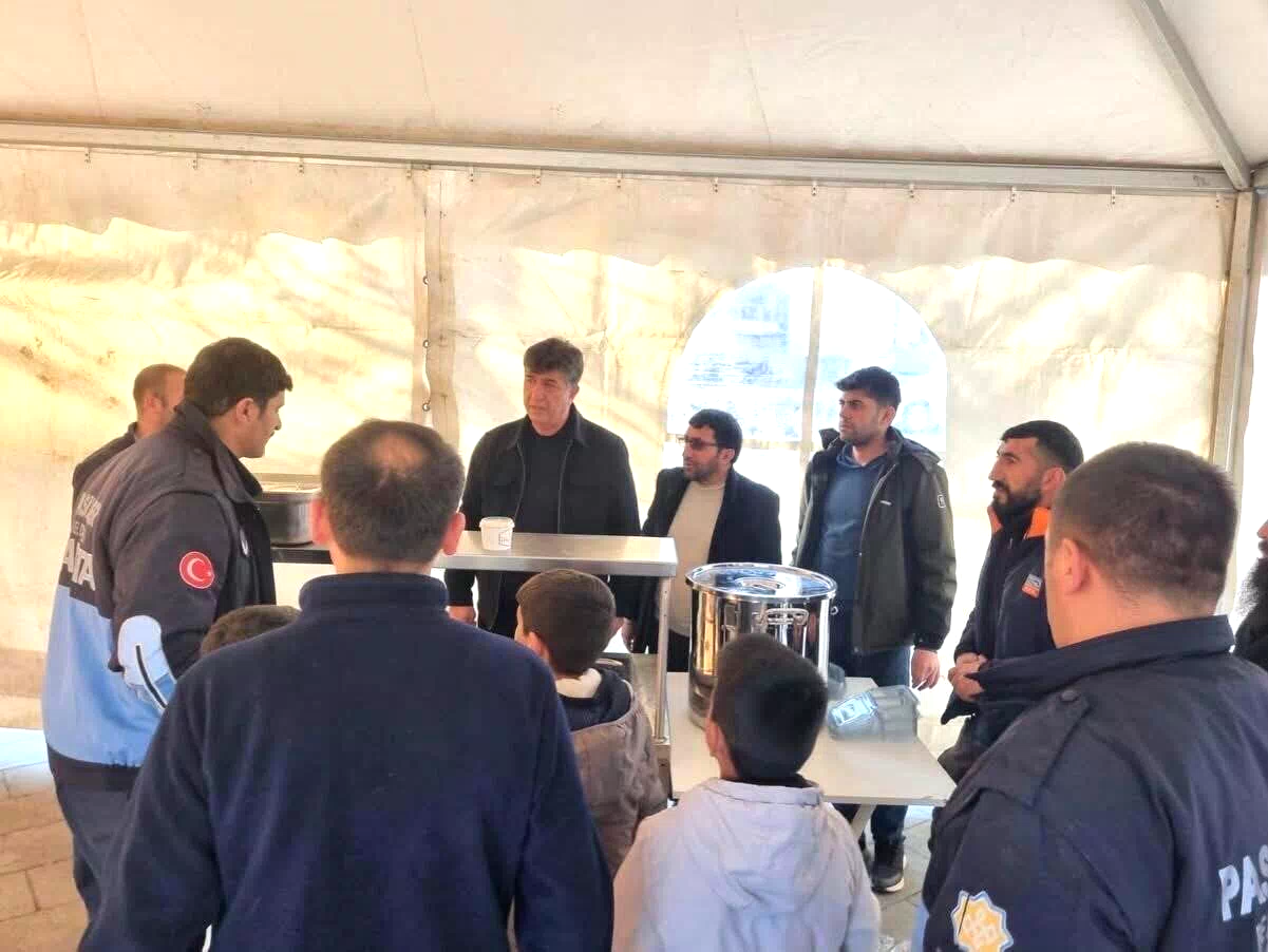 Pasinler Belediyesi’nden vatandaşa sıcak yemek ikramı