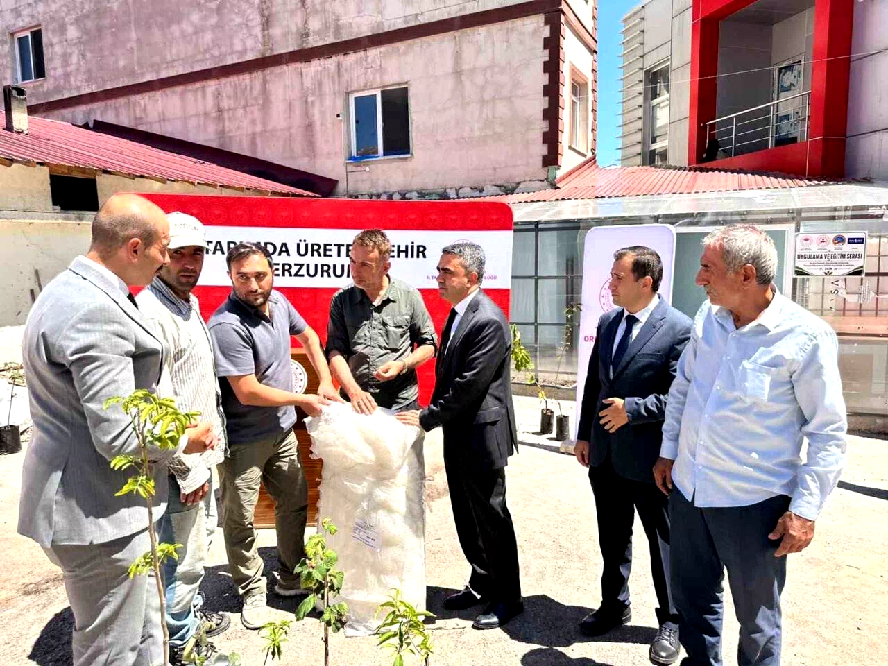 Pazaryolu’nda üreticilere bin meyve fidanı ve 11 sera naylonu desteği