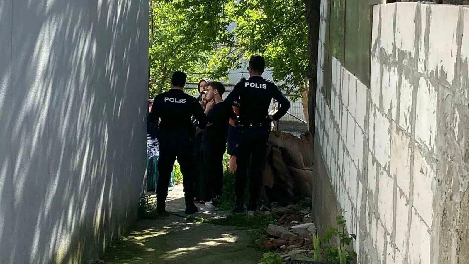 Pencere kenarında yoğurt yiyen çocuk 3 kattan düşerek ağır yaralandı