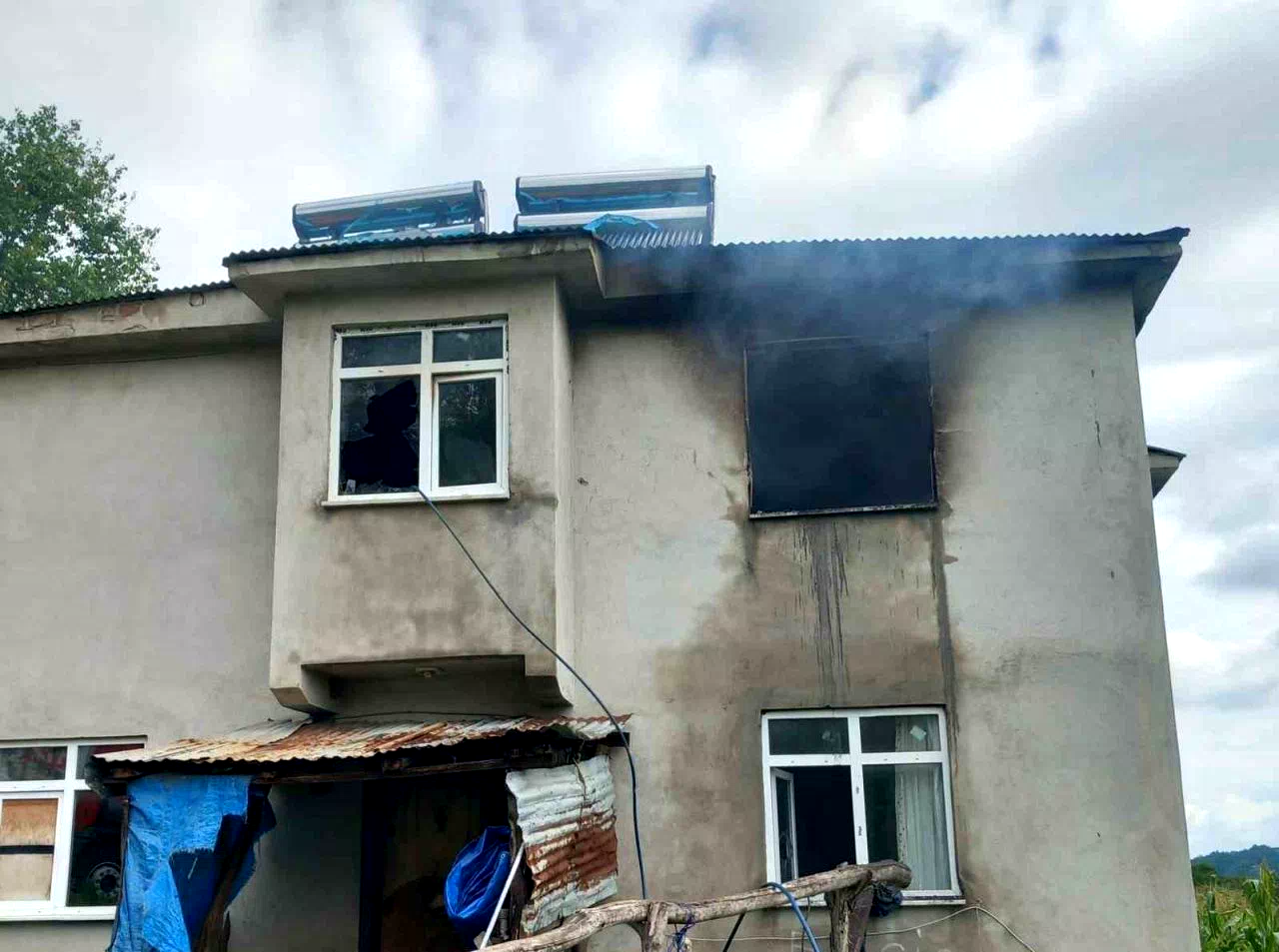 Perdenin tutuşmasıyla ev yandı: Eşyalar kül oldu
