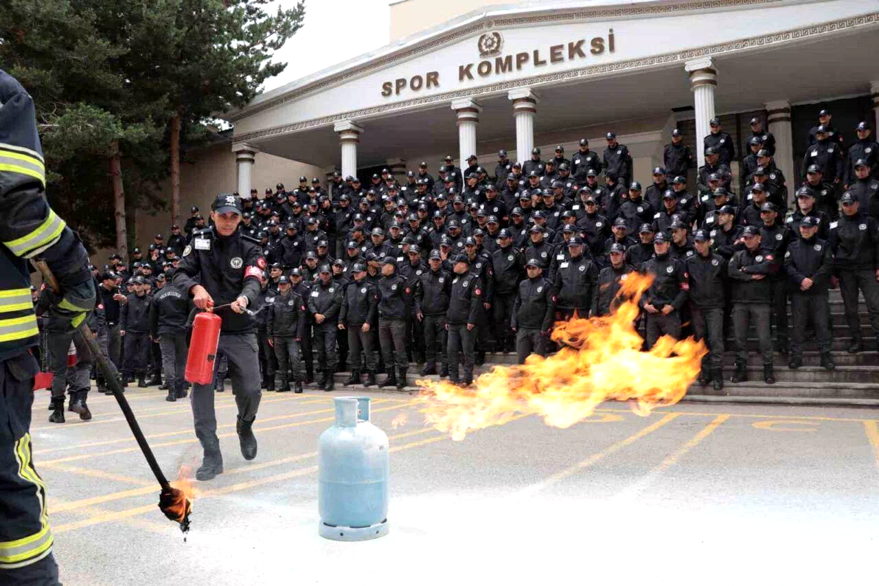 Polis adaylarına yangın eğitimi