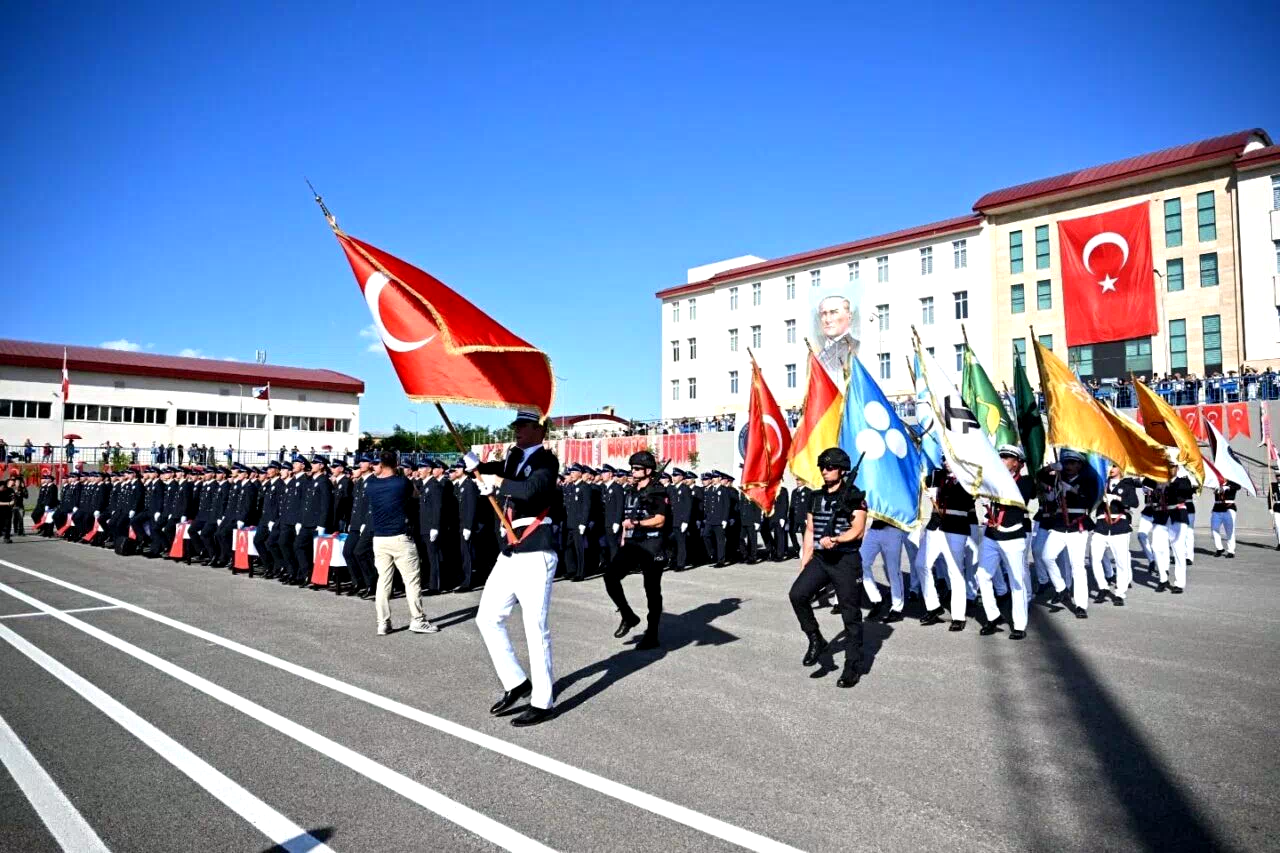 Polis adaylarının mezuniyet coşkusu