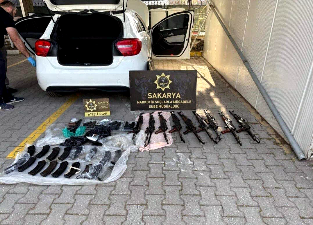 Polis memurunun kiraladığı otomobilden kaleşnikoflar çıktı