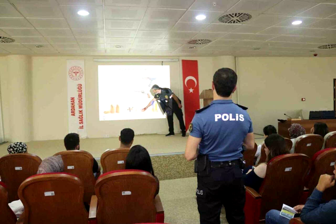 Polis, sağlıkçılara eğitim verdi