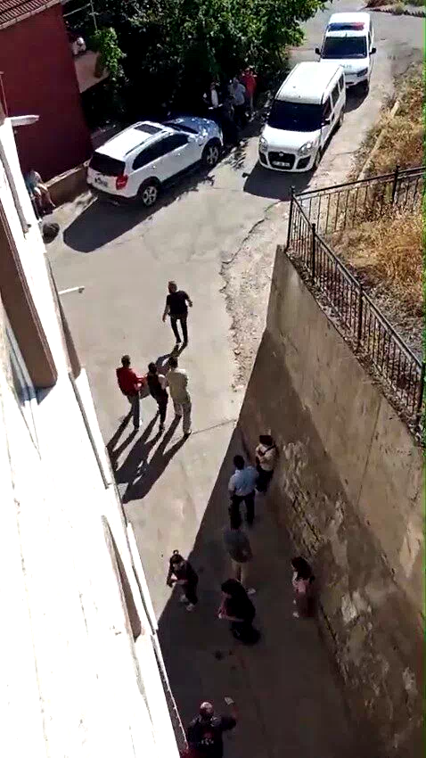 Polise yakalanmamak için girdiği bacada sıkıştı
