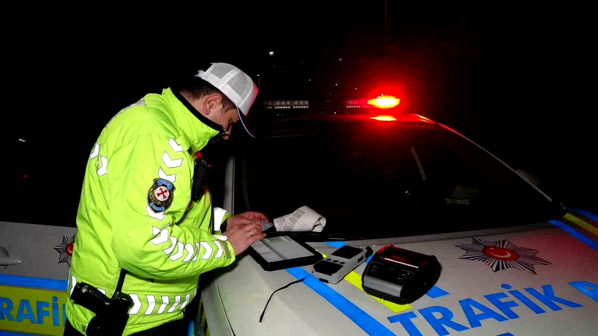 Polisin "Dur" ihtarına uymadı, kaçarken bir motorsiklete çarptı, yakalandığında 0,83 promil alkollü çıktı, 265 bin lira ceza yedi