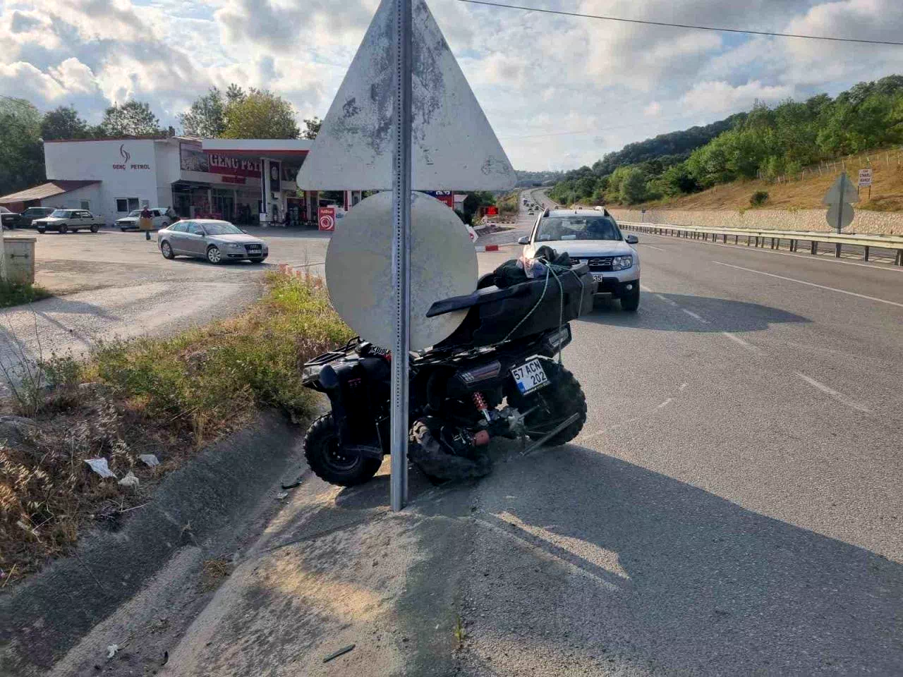 Polisin ’’dur’’ ihtarına uymayan otomobil kaza yaptı: 2 yaralı
